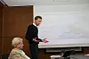 Programdirektør for Grønt kysfartsrogram, Narve Mjøs (sittende) og Magnus Eide fra DNV GL presenterte rapporten 'Sjøkart for grønn kystfart' til Idar Kreutzer i regjeringens Eksperutvalg for grønn konkurransekraft. Foto: Tore Stensvold