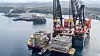 Høyspent-modulen og prosessmodulen er klargjort på lekter til å bli løftet av kranfartøyet Sleipnir. Hovudmodulen er alt på plass på ny lekter i bakgrunnen.