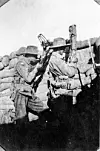 Gallipoli i august 1915. Denne australske soldaten bruker periskoprifle med en annen utforming enn løsningen til Beech. Foto: State Library of Queensland/Wikimedia Commons