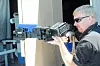 Demonstrasjon av hjørneskyting med CornerShot-modellen rundt 2008, med en blå plastmodell av en Glock-pistol. Foto: Wikimedia Commons