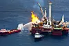 NØDLØSNING: Bildet viser hjelpeplattformen Q4000 som ble brukt under alle forsøkene på å sementere Macondo-brønnen. Flammene på bildet er avbrenning av overflødig gass fra brønnen.