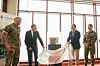 Her avdekker forsvarsminister Tore O. Sandvik og tidligere forsvarsbygg-sjef Thorbjørn Thoresen grunnsteinen til ny garnison i Porsanger i 2025.