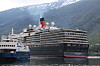Cruiseskipet Queen Victoria på vei til kai i Flåm for noen år siden. Skipet kan fortsette med det til 2032, mens ferga til venstre må skiftes ut med nullutslipp.