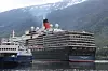 Cruiseskipet Queen Victoria på vei til kai i Flåm for noen år siden. Skipet kan fortsette med det til 2032, mens ferga til venstre må skiftes ut med nullutslipp.