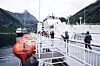Havila Castor på 15471 bruttotonn seiler utslipspfritt med batterier inn til Geiranger mens tyske MeinSchiff på 99.526 BT ligger for anker med dieselaggregater gående og ekosen stigende. Foto: Martin Giskegjerde