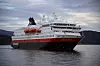 Hurtigruteskipet MS Nordnorge på vei til kai i Ålesund. Kystruteskipene går innom 34 havner på en 11-dagers rundreiser Bergen-Kirkenes-Bergen. Foto: Tore Stensvold
