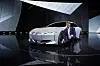 BMW-sjef Harald Krüger foran BMW i Vision Dynamics. Foto: Julian Robinet/BMW