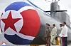 Nord-Koreas leder Kim Jong-un, nummer to til venstre, inspiserer den nye ubåten på et uspesifisert sted i landet onsdag. Foto: Korean Central News Agency / Korea News Service / AP / NTB