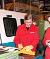 Therese Aalhus i produksjonshallen der hun tok fagbrevet og videreutdanning til ingeniør gjennom TAF-ordningen.