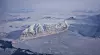 Kongsfjorden og Kronebreen (til høyre i bildet) på Svalbard, fotografert i april 2025. I 2011 var isen nesten helt framme ved foten av fjellet, i 2014 er isen kraftig redusert og nå nesten helt trukket tilbake fra fjellet.