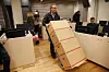 Omfattende: Her bæres deler av bevismaterialet i Yara-saken inn i Oslo tingrett mandag.