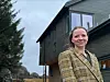 Ingvill Storøy ved huset der hun bor og har hjemmekontor. Foto: privat
