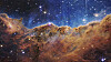 Dette bildet offentliggjort av NASA i forrige uke viser kanten av en nærliggende, ung, stjernedannende region NGC 3324 i Carina-tåken. Den ble fanget i infrarødt lys av NIRCam på James Webb Space Telescope. Bildet avslører tidligere skjulte områder med stjernefødsel, ifølge NASA.