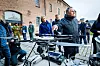 Forvarsminster Tore O. Sandvik studerer utstilte droner utenfor Fanehallen på Akershus festning i forbindelse med fremleggelsen av regjeringens dronestrategi i desember 2025. Foto: Arash A. Nejad