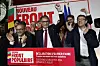Olivier Faure, førstesekretær i Sosialistpartiet, hilser med knyttet neve etter at Den nye folkefronten ble størst i valget søndag.