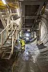 TBM-en settes ned på disse føttene når borehodet skal flyttes fremover.