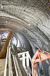 Taket sikres med stålnetting underveis som et sikkerhetstiltak for de som jobber på TBM-en.