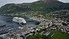 Her ligger det 125.600 bruttotonn store cruiseskipet AIDAperla ved den flytende og justerbare gangbroen til SeaWalk Nordfjord, som ble lagt ut i 2018 og satt i drift året etter. Plug AS jobber nå med å integrere landstrøm til denne løsningen.