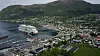 Her ligger det 125.600 bruttotonn store cruiseskipet AIDAperla ved den flytende og justerbare gangbroen til SeaWalk Nordfjord, som ble lagt ut i 2018 og satt i drift året etter. Plug AS jobber nå med å integrere landstrøm til denne løsningen.