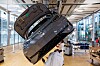 Arbeidere setter sammen en Volkswagen ID.3 elbil på fabrikken i Dresden.