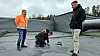Morten Øien i Lett-Tak og Fredrik Rist i Inotek samarbeider om taksjekk og utbedring av avvik. Charles Reyes lapper et hull i takfolien. Foto: Knut Bjørheim