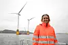 Hywind: Irene Rummelhoff inspiserte verdens første og største flytende turbiner da de var ferdig koblet sammen utenfor Stord. På grunn av totalhøyden på 253 meter må de taues sjøveien til Skottland.