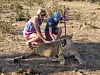 Afrikasafari: Irene og sønnen Stian klapper en tam løveunge i Zimbabwe. Familien rakk innom fem land i sommer. Foto: Privat