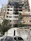 Brannmenn jobber ved en boligblokk i Teheran etter at den ble truffet i av israelske angrep. Foto: AP Photo/Vahid Salemi