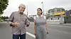 – Hvis det står et tog med masse passasjerer og du får en tsunami mot leilighetene på Jeløya-sida - hvis det først begynner å skli, så går alt, sier Pie Eva Irene Reier. Her med Jonathan Parker t.v. i interesseorganisasjonen Bedre Byutvikling Moss.
