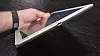 Sony Xperia Z4 Tablet er syltynt. Merk også at det ikke er noen beskyttelsesluke foran USB-kontakten. Likefullt er brettet vanntett.