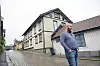 – Da de begynte å snakke om dette første gang i Moss avis for nesten tredve år siden, var det et byggeprosjekt til 400 millioner og det skulle rives 14 hus. Nå er fasiten at de rev 121 hus. De rev den eldste bydelen her, og ingenting har blitt tatt vare på. Alt har gått i kverna, sier nabo og byggmester Trond Johnsen. Foto: Sverre Christian Jarild