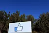 VELKOMMEN TIL FACEBOOK: Et gigantisk 'like'-ikon pryder innkjørselen til Facebooks nye hovedkvarter i Menlo Park, California. Den 230 mål store tomta som tidligere tilhørte Sun Microsystems, er blitt arbeidsplass for 2000 ansatte. Med rom for ekspansasjon, må vite.