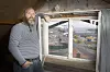 – Får vi Bane Nor og kommunen til å utrede den alternative traseen, blir besparelsen for Norge A/S enorm, sier Trond Johnsen. Han er en av de nærmeste naboene til jernbaneutbyggingen. Foto: Sverre Christian Jarild