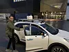 Felix Petermann (stående) og Alexey Gusev tester senderenheten på en bil før den skal tas i bruk på en båt. Foto: Privat