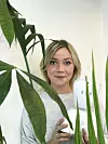 Karen Dolva med roboten AV1.