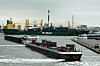 Rotterdam er en av Europas mest travle havner. Varer fra hele verden blir lastet om til mindre skip og elvefartøy for videre distribusjon.