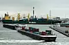 Rotterdam er en av Europas mest travle havner. Varer fra hele verden blir lastet om til mindre skip og elvefartøy for videre distribusjon.