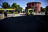 SAMFUNDET: Bussen står til tjeneste i et strøk med relativt sammensatt trafikk mellom Studentersamfundet og Trondheim Spektrum. Foto: Ole Martin Wold