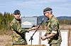 Brigader Trond Haande, sjef for Hærens våpenskole (t.v), mottar et bilde fra Tomas Beck, sjef for land- og felleskapasiteter i Forsvarsmateriell, som et symbol på mottakelsen av de første Leopard 2A8-stridsvognene. Foto: Arash A. Nejad