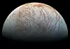 Jupiters måne Europa er blant de mest aktuelle kandidatene å finne liv på utenfor jorden i vårt eget solsystem. Illustrasjon: Nasa/JPL-Caltech