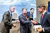 Stortingsrepresentant Peter Frølich (H) sier adjø til pensjonert viseadmiral Frank Morley fra Northrop Grumman. Til venstre: generalsekretær i Luftmilitært Samfund, Steinar Skaar, som takker farvel til statssekretær Eivind Vad Petersson i Utenriksdepartementet.Foto: Arash A. Nejad