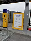 Det er noen få meter fra dispenseren til bygningen med elektrolysør og trykkbeholder for lagring av hydrogen under trykk. Foto: Tore Stensvold