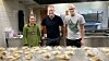 Blandine Feneuil, Eirik Strøm Lillebø og Andreas Carlson forsøker å finne ut hva som gjør at lutefisken blir gelé.
