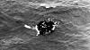Atomubåten Komsomolets sank ved Bjørnøya 7. april 1989. Her ser vi overlevende ubåtmannskaper som klamrer seg til en livbåt.