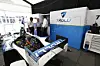 En racerbil blir ladet opp via Aquafuels ombygde dieselgeneratorer til høyre på bildet. Foto: FIA/Formel E