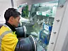 Her legger R&D Engineer Quang Thanh Nguyen inn anoden i et batteri. Elkem – nå Vianode – startet sin egen lille produksjon av knappebatterier for å kontrollere kvaliteten og egenskapene til grafitten de produserer.