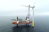Et Fred. Olsen-skip monterer turbiner på det som i dag er verdens største havvind-park, Horn Sea Project One. I likhet med Equinors Doggerbank-prosjekt, ligger det utenfor kysten av Yorkshire. Foto: Ørsted