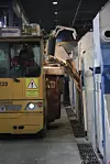 Spesialbygde vogner suger opp den ferdige aluminiumen fra elektrolysecellene og frakter til støperiet..