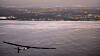 André Borshberg og Solar Impulse 2 på vei inn mot Kalaeloa-flyplassen på Hawaii fredag, etter det som var den lengste flyturen for et fly noensinne.