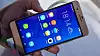 Menysystemet er Huaweis Emotion UI 3.0. Telefonen er i glass og metall.